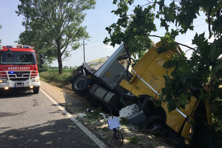 Kamionbaleset miatt zárták le pénteken délután a 81-es főutat
